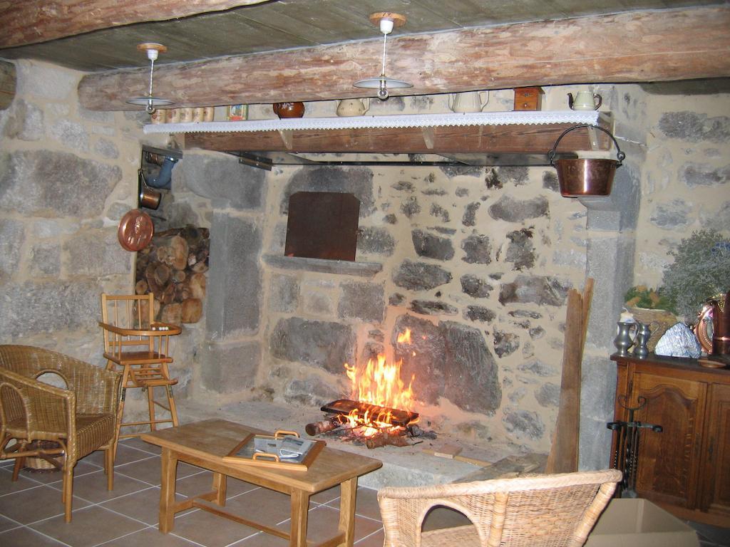 La Ferme Des Genets Bed and Breakfast Medeyrolles Exteriör bild