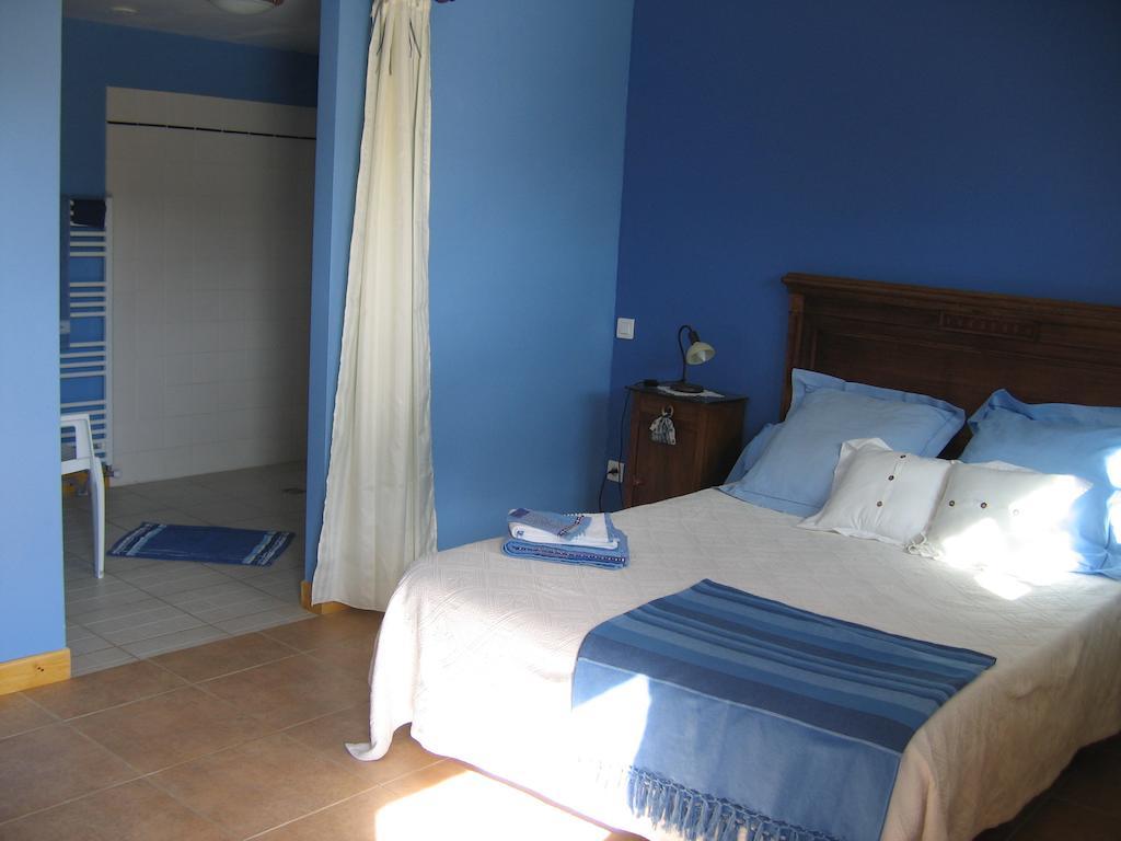 La Ferme Des Genets Bed and Breakfast Medeyrolles Rum bild