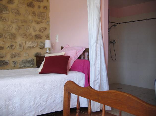 La Ferme Des Genets Bed and Breakfast Medeyrolles Rum bild